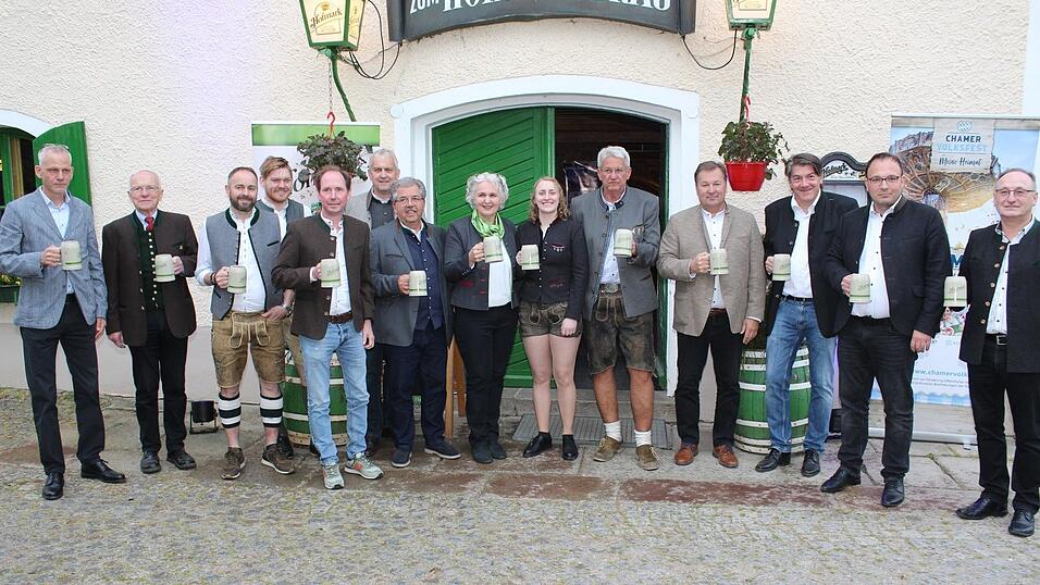 Ein Prost auf das 52. Chamer Frühlingsfest: die Verantwortlichen des Volksfestvereins, der Stadt und der Brauerei. Ein Prost auf das 52. Chamer Frühlingsfest: die Verantwortlichen des Volksfestvereins, der Stadt und der Brauerei.