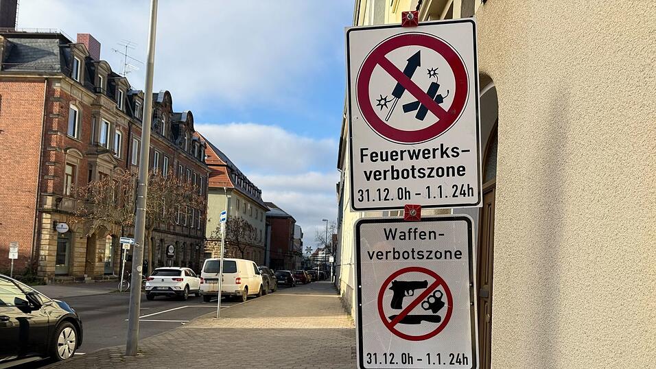 In vielen Städten wie etwa in Bayreuth oder München gelten Verbotszonen für Feuerwerk und Böller. In vielen Städten wie etwa in Bayreuth oder München gelten Verbotszonen für Feuerwerk und Böller.