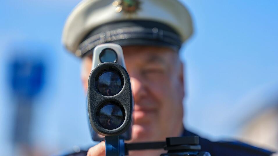 Vor einer Radarkontrolle der Polizei warnte ein Mann mit einem Plakat. (Symbolbild)