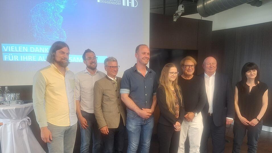 Am Ende der KI-Preisverleihung: (v.l.) Prof. Dr.-Ing. Markus Mayer, Prof. Dr. Phillipp Torkler, Landrat Bernd Sibler, Dr. Lennart Karstensen, Dr. Caroline Haslebacher, Anton Fink, THD-Pr&auml;sident Waldemar Berg und Prof. Dr. Christina Bauer.