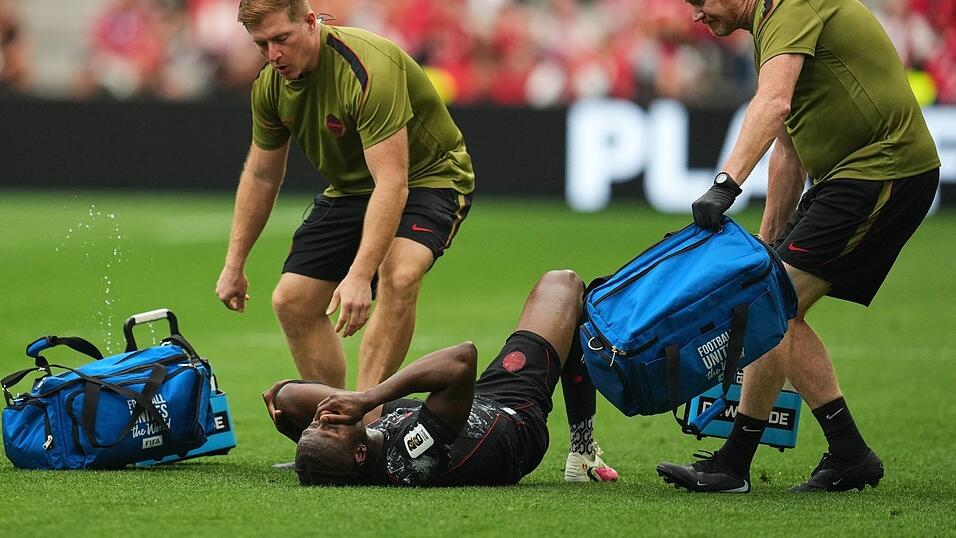 Schockmoment: Kon&eacute; musste verletzt raus.