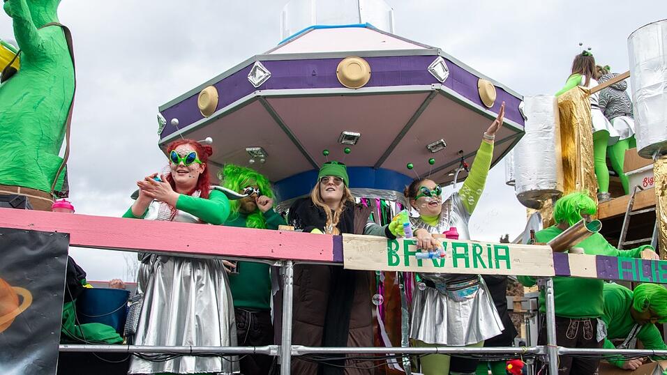 Ausgelassene Stimmung herrschte beim Faschingsumzug in Hofkirchen.