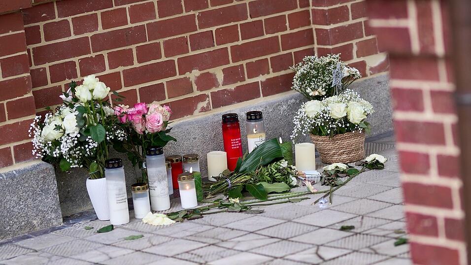 Anteilnahme nach zwei Gewaltverbrechen in Beelitz-Heilstätten südwestlich von Berlin. Die Staatsanwaltschaft ermittelt wegen Mordes und versuchten Mordes.