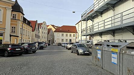 So sieht der Regierungsplatz aktuell aus: Container vor Containern und viel ruhender Verkehr. Ein Bestandssituation, die laut Verwaltung zu „mangelnder Aufenthaltsqualität“ führt: „Eine Neugestaltung ist erforderlich, da aktuell das tatsächliche Potenzial des Platzes aufgrund der dominierenden Parkplatznutzung nicht wirksam werden kann.“