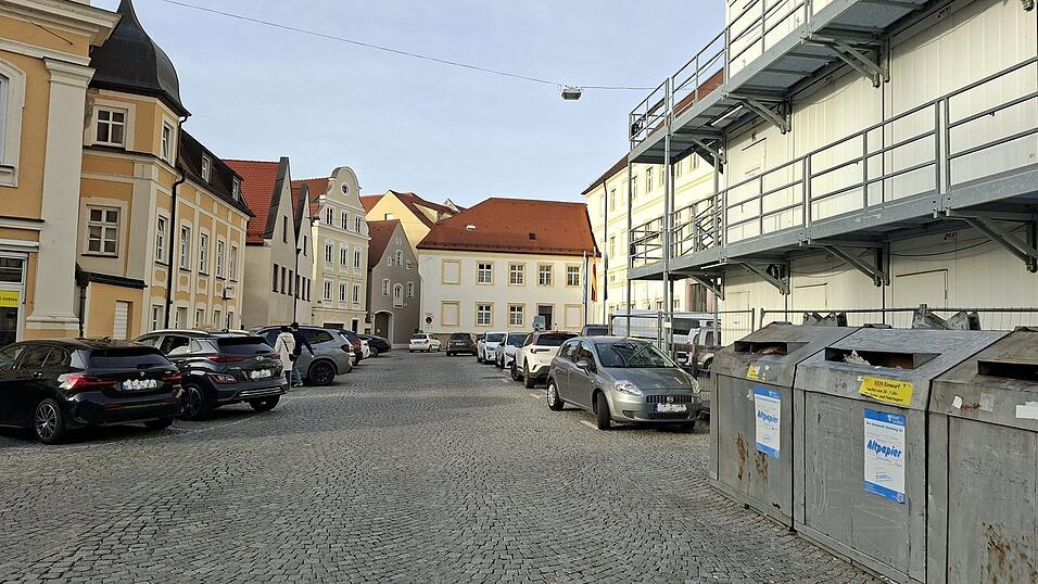 So sieht der Regierungsplatz aktuell aus: Container vor Containern und viel ruhender Verkehr. Ein Bestandssituation, die laut Verwaltung zu „mangelnder Aufenthaltsqualität“ führt: „Eine Neugestaltung ist erforderlich, da aktuell das tatsächliche Potenzial des Platzes aufgrund der dominierenden Parkplatznutzung nicht wirksam werden kann.“