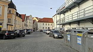 So sieht der Regierungsplatz aktuell aus: Container vor Containern und viel ruhender Verkehr. Ein Bestandssituation, die laut Verwaltung zu „mangelnder Aufenthaltsqualität“ führt: „Eine Neugestaltung ist erforderlich, da aktuell das tatsächliche Potenzial des Platzes aufgrund der dominierenden Parkplatznutzung nicht wirksam werden kann.“