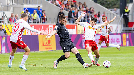 Im Hinspiel gegen Schweinfurt gelang dem SSV Jahn um Phil Beckhoff (links) und Nicolas Oliveira der erste Saisonsieg (3:0). Drei Punkte sind auch im R&uuml;ckspiel das erkl&auml;rte Ziel.