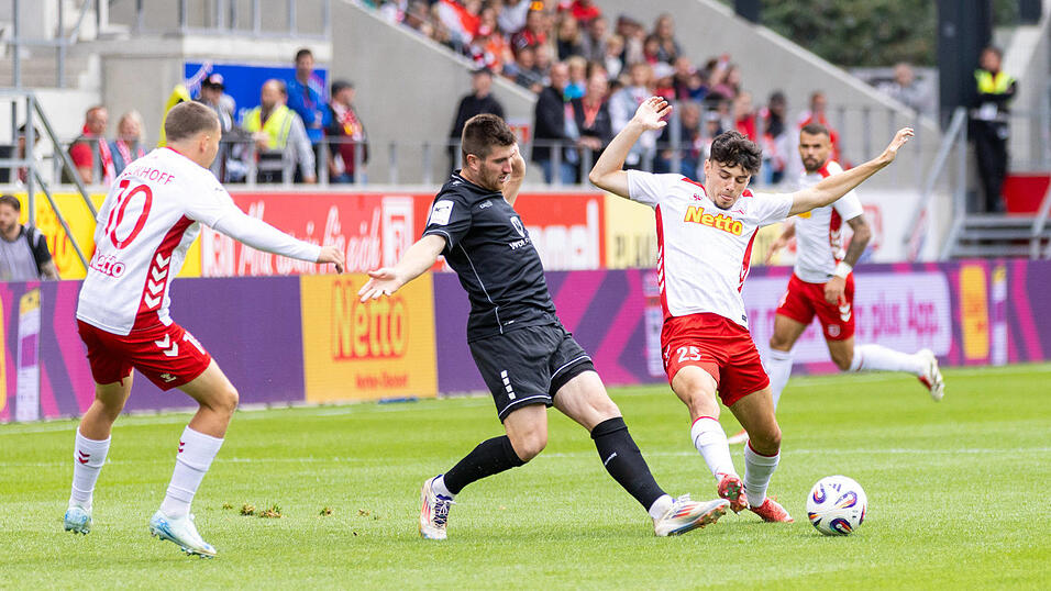 Im Hinspiel gegen Schweinfurt gelang dem SSV Jahn um Phil Beckhoff (links) und Nicolas Oliveira der erste Saisonsieg (3:0). Drei Punkte sind auch im R&uuml;ckspiel das erkl&auml;rte Ziel.