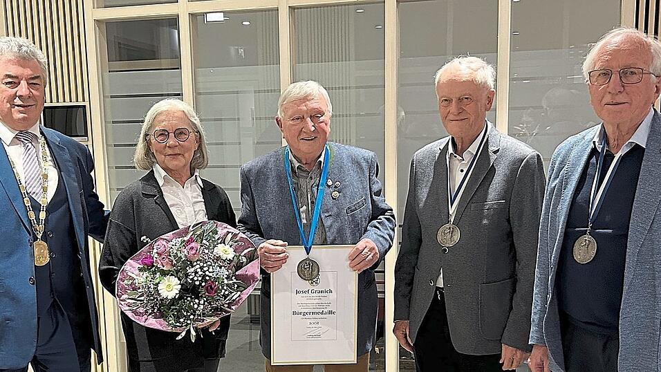 B&uuml;rgermeister Ludwig Greimel, Rosmarie Granich, Josef Granich als neuer Tr&auml;ger der B&uuml;rgermedaille sowie die B&uuml;rgermedaillen-Tr&auml;ger Lorenz Holzner und Joseph Schuster (von links).