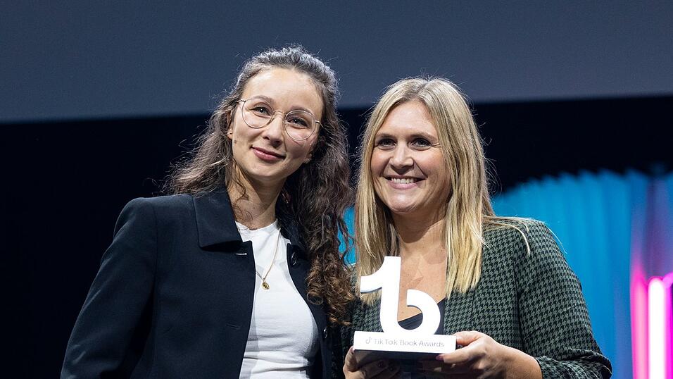 Autorin Lilly Lucas (rechts) ist «Autor*in des Jahres».