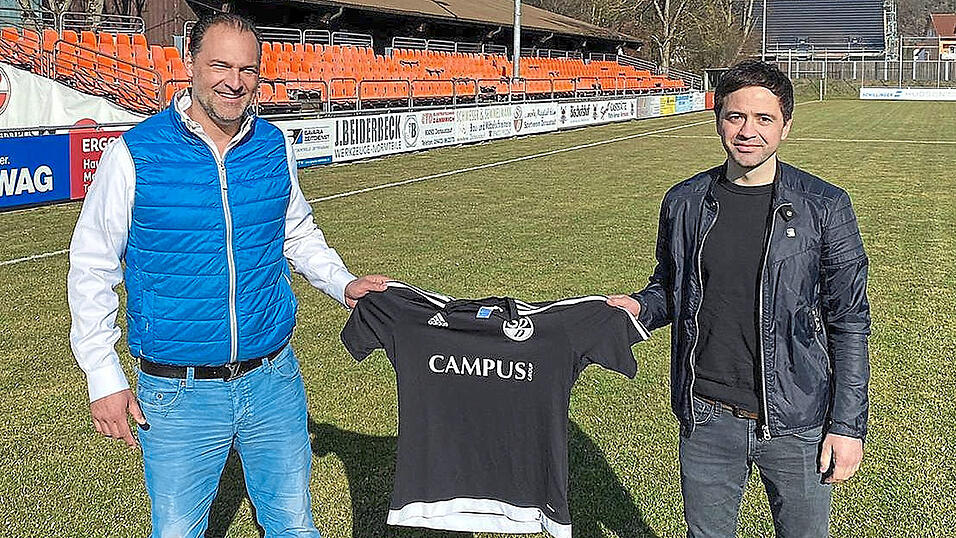 Matthias Klemens (links) begrüßte Faruk Maloku als neuen Trainer des SV Donaustauf. Matthias Klemens (links) begrüßte Faruk Maloku als neuen Trainer des SV Donaustauf.