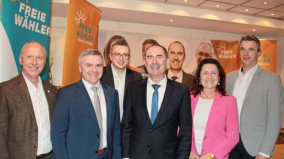 Peter Dreier (2. v. l.), Direktkandidat im Wahlkreis Landshut/Kelheim, und Hubert Aiwanger (3. v. r.), Direktkandidat im Wahlkreis Rottal-Inn, mit den Vorsitzenden der FW in Stadt und Landkreis Landshut sowie Kelheim. Peter Dreier (2. v. l.), Direktkandidat im Wahlkreis Landshut/Kelheim, und Hubert Aiwanger (3. v. r.), Direktkandidat im Wahlkreis Rottal-Inn, mit den Vorsitzenden der FW in Stadt und Landkreis Landshut sowie Kelheim.