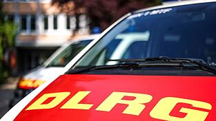 Taucher des DLRG halfen bei der Bergung des Wagens. (Symbolbild)