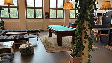 Das &bdquo;Werkst&oslash;d-Lokal&ldquo; ist ein gro&szlig;er, lichtdurchfluteter Raum mit warmen Lampen und vielen Aktivit&auml;tsangeboten.