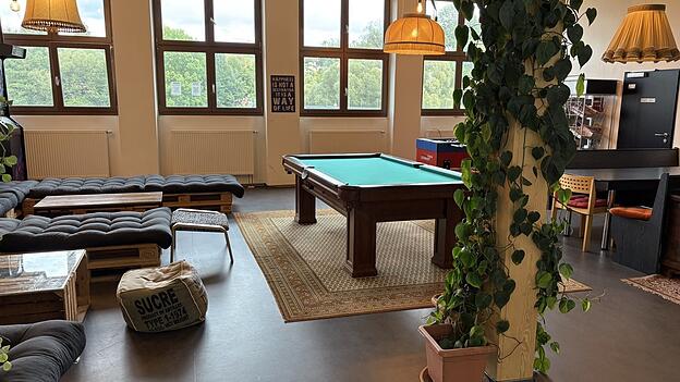 Das &bdquo;Werkst&oslash;d-Lokal&ldquo; ist ein gro&szlig;er, lichtdurchfluteter Raum mit warmen Lampen und vielen Aktivit&auml;tsangeboten.