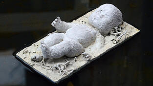 Die im Wasser schwimmende Baby-Puppe verweist auf die Schicksale der im Mittelmeer ertrunkenen Fl&uuml;chtlingskinder.