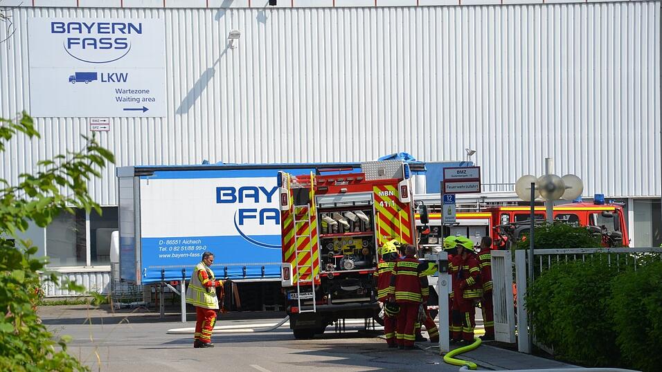 Ein Großaufgebot an Feuerwehren und Spezialeinheiten im Umgang mit Gefahrengut rückte an diesem Donnerstag nach einem Brand in der Fertigungshalle von Bayern-Fass in Wambach an. Ein Großaufgebot an Feuerwehren und Spezialeinheiten im Umgang mit Gefahrengut rückte an diesem Donnerstag nach einem Brand in der Fertigungshalle von Bayern-Fass in Wambach an.