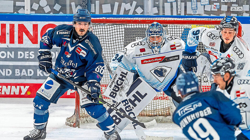 Tim Brunnhuber (im Vordergrund) hat abgezogen, Skyler McKenzie (links) beobachtet den Puck: Das Halbfinale im G&auml;uboden-Cup m&uuml;ssen die Straubing Tigers gegen Ingolstadt mit 1:3 abgeben.