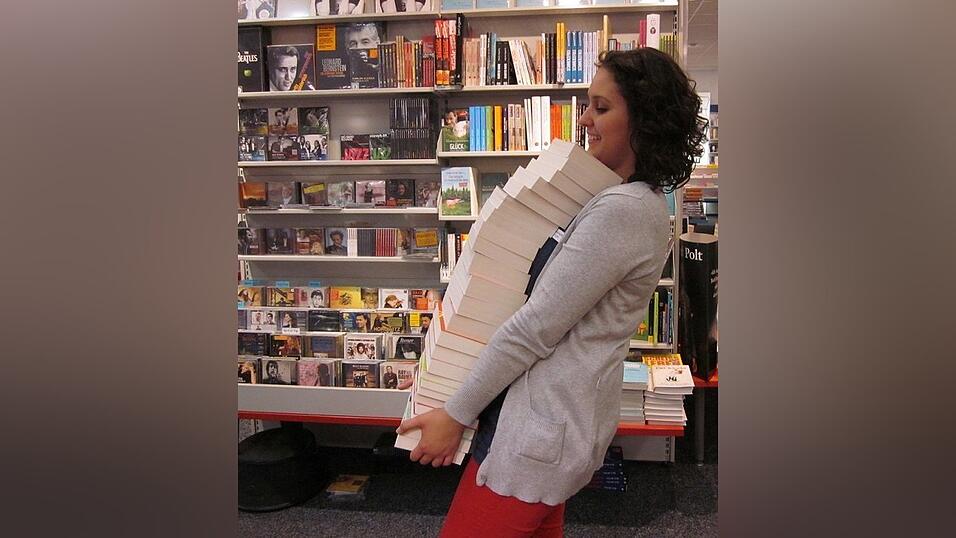 Viele Bücher trägt Lina täglich durch den Laden.