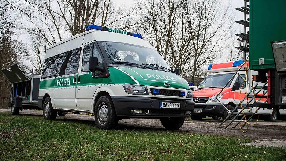 Freitagmorgen: Polizeitaucher machen sich für ihren Einsatz in der eiskalten Donau bereit. Leichenspürhunde hatten dort gestern bei der Suche nach der vermissten Malina an einer bestimmten Stelle angeschlagen. Freitagmorgen: Polizeitaucher machen sich für ihren Einsatz in der eiskalten Donau bereit. Leichenspürhunde hatten dort gestern bei der Suche nach der vermissten Malina an einer bestimmten Stelle angeschlagen.