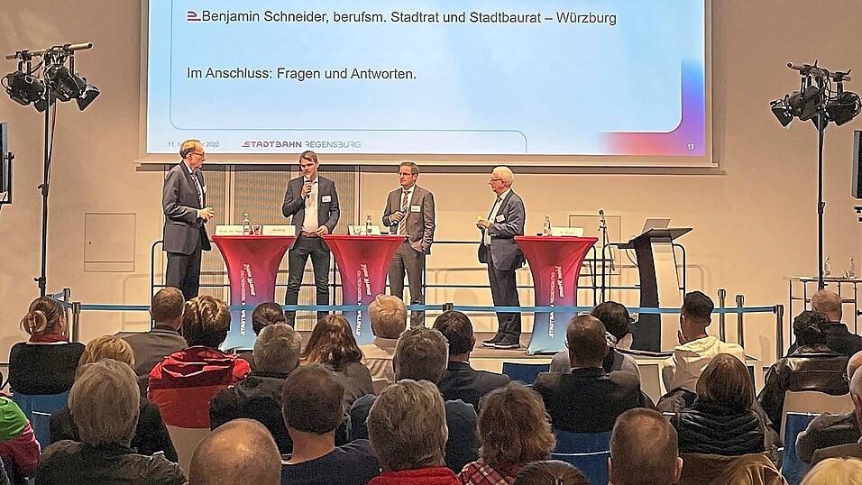 Martin Haag (v.l.), Thomas Wuttke, Benjamin Schneider mit Moderator Christoph Ewen. Martin Haag (v.l.), Thomas Wuttke, Benjamin Schneider mit Moderator Christoph Ewen.