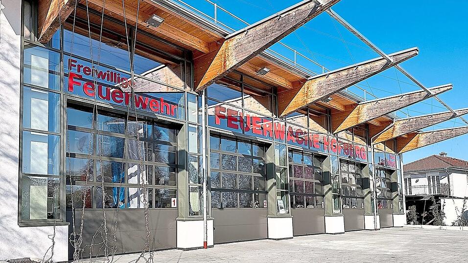 Mit f&uuml;nf Einsatzfahrzeugen ist die Feuerwache an der Kalcherstra&szlig;e haupts&auml;chlich f&uuml;r den Bereich des Hof- und Annabergs zust&auml;ndig.