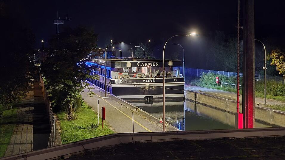 Umwelt-Alarm auf der Donau: Ein Fahrgastschiff verlor am Sonntag Öl im Wasser.