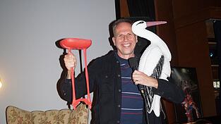 Ein beinamputierter Storch ist Achim Bogdahns st&auml;ndiger Begleiter und sitzt im ICE neben ihm.
