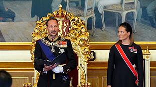 Im Parlament legte Haakon seinen Eid ab. An seiner Seite: Kronprinzessin Ingrid Alexandra.