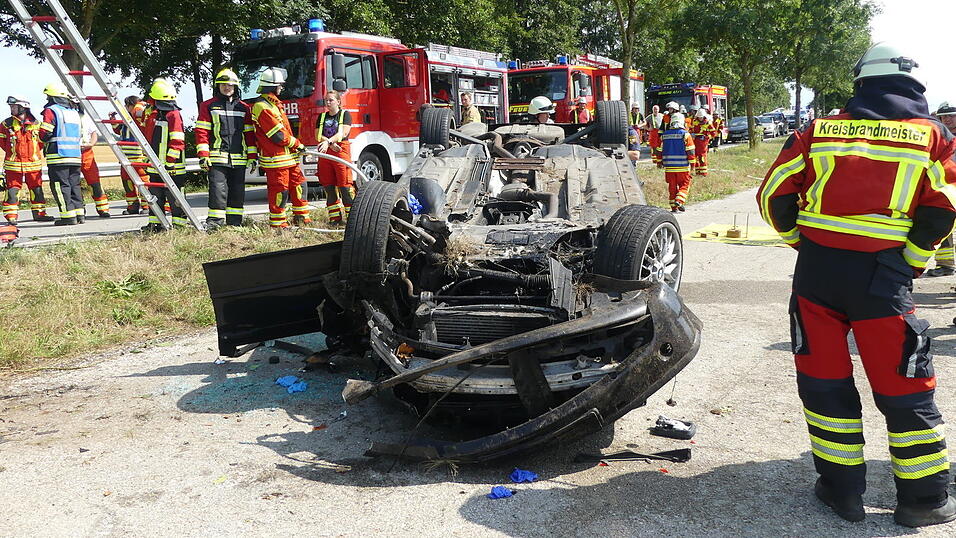 Der Wagen landete nach dem Unfall auf dem Dach. 