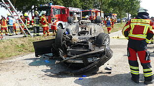Der Wagen landete nach dem Unfall auf dem Dach.  Der Wagen landete nach dem Unfall auf dem Dach.
