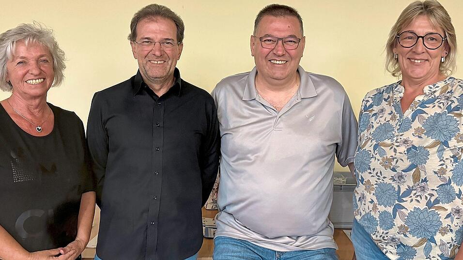 Gabriele Maierhofer (v. l.), Thomas Urlbauer sowie die Gruppensprecher Thomas Eingärtner und Ingrid Pitscheneder bei der Gründung der Selbsthilfegruppe Fibromyalgie Gabriele Maierhofer (v. l.), Thomas Urlbauer sowie die Gruppensprecher Thomas Eingärtner und Ingrid Pitscheneder bei der Gründung der Selbsthilfegruppe Fibromyalgie