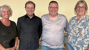 Gabriele Maierhofer (v. l.), Thomas Urlbauer sowie die Gruppensprecher Thomas Eingärtner und Ingrid Pitscheneder bei der Gründung der Selbsthilfegruppe Fibromyalgie Gabriele Maierhofer (v. l.), Thomas Urlbauer sowie die Gruppensprecher Thomas Eingärtner und Ingrid Pitscheneder bei der Gründung der Selbsthilfegruppe Fibromyalgie