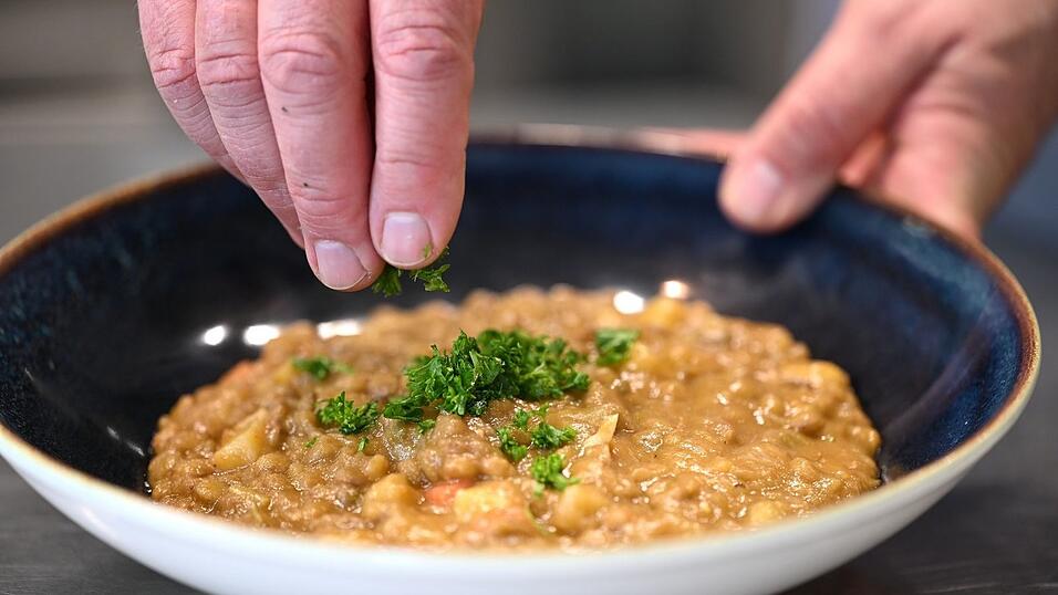 Vegetarische Linsensuppe im Betriebsrestaurant von Apetito - dieses Gericht wird oft in Kindergärten gegessen. Vegetarische Linsensuppe im Betriebsrestaurant von Apetito - dieses Gericht wird oft in Kindergärten gegessen.