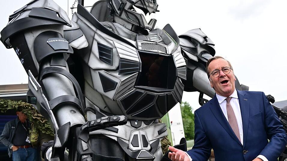 Pistorius ließ sich von der Bundeswehr auf der ILA neben Fluggeräten auch eine Werbefigur zur Personalgewinnung zeigen. Pistorius ließ sich von der Bundeswehr auf der ILA neben Fluggeräten auch eine Werbefigur zur Personalgewinnung zeigen.