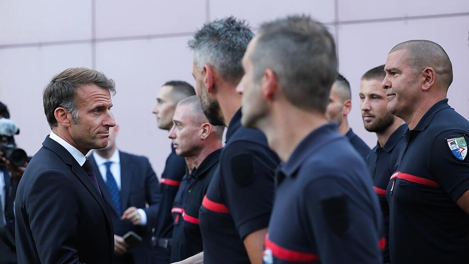 Frankreichs Pr&auml;sident dankt den Einsatzkr&auml;ften.