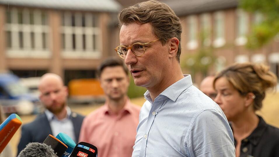 Nordrhein-Westfalens Ministerpräsident Hendrik Wüst (CDU) sprich während seines Besuchs bei Einsatzkräften mit Medienvertretern. Nordrhein-Westfalens Ministerpräsident Hendrik Wüst (CDU) sprich während seines Besuchs bei Einsatzkräften mit Medienvertretern.