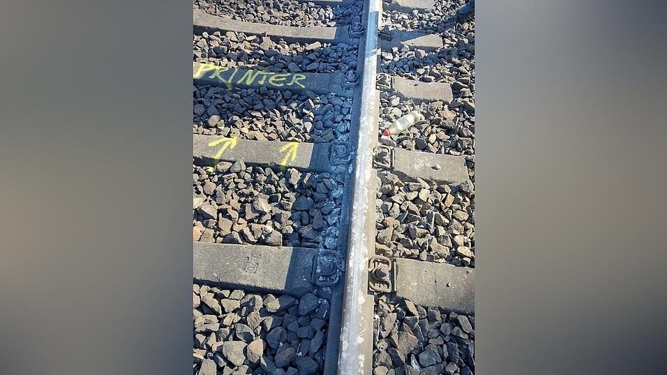 Nachdem der Zug &uuml;ber die Steine gefahren ist, sind noch Steinmehlspuren auf dem Schienenkopf zu sehen.&nbsp;