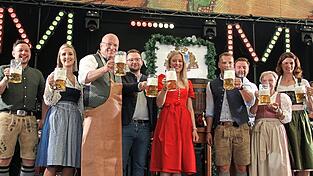Zusammen mit den Ehreng&auml;sten stie&szlig; B&uuml;rgermeister Christian Kiendl auf ein fr&ouml;hliches und friedliches Pfingstvolksfest an.