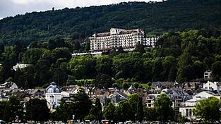 Das Royal Hotel im Kurort Évian-les-Bains soll die Staatsoberhäupter während des G7-Gipfels beherbergen. Das Royal Hotel im Kurort Évian-les-Bains soll die Staatsoberhäupter während des G7-Gipfels beherbergen.