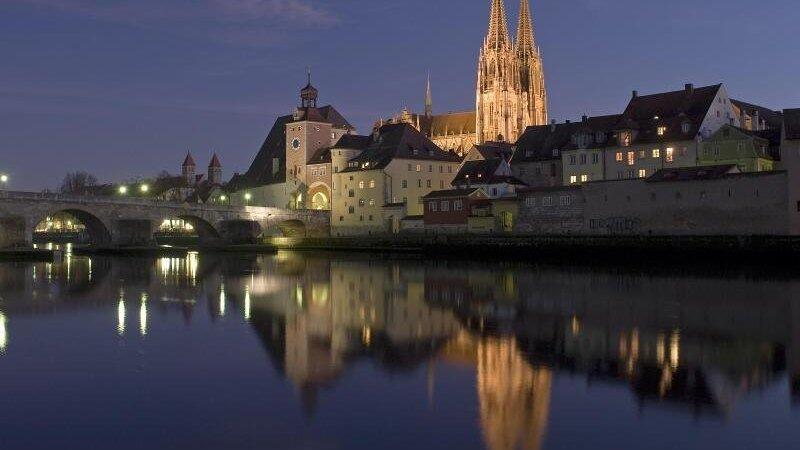 Blick auf die Altstadt an der Donau. Blick auf die Altstadt an der Donau.