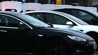 Einzelne Unternehmen in Deutschland wollen künftig auf neue Tesla-Autos verzichten - aufgrund der politischen Positionierung von Tesla-Boss Musk. Einzelne Unternehmen in Deutschland wollen künftig auf neue Tesla-Autos verzichten - aufgrund der politischen Positionierung von Tesla-Boss Musk.