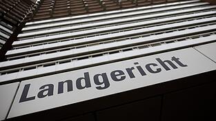 Ein Mann ist wegen Mordes an seiner Ehefrau angeklagt. (Symbolfoto)