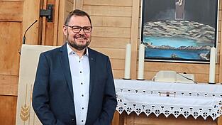 Franz Menzl ist neuer evangelischer Pfarrer in Neufahrn. Am Sonntag wird er in sein Amt eingeführt. Franz Menzl ist neuer evangelischer Pfarrer in Neufahrn. Am Sonntag wird er in sein Amt eingeführt.