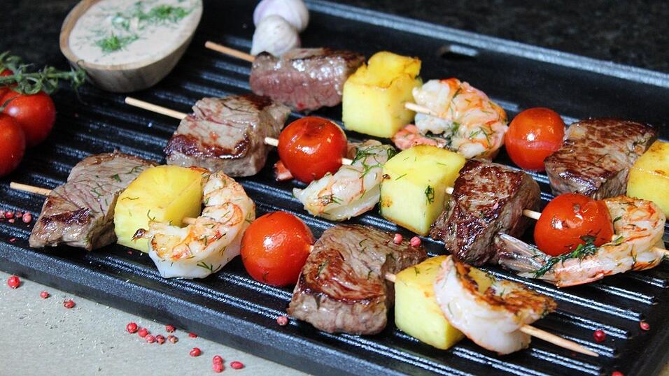 Da läuft einem doch direkt das Wasser im Mund zusammen. Denn so sehen sie aus, die fertigen Surf & Turf-Grillspieße Hawaii.