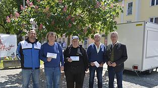 Die Gewinner des Schafkopfturniers mit Bürgermeister Hans Schmalhofer (r.). Die Gewinner des Schafkopfturniers mit Bürgermeister Hans Schmalhofer (r.).