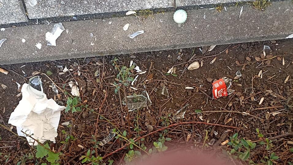 Vandalismus: Glasscherben und Müll gefährden Sporttreibende.