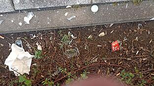 Vandalismus: Glasscherben und Müll gefährden Sporttreibende.