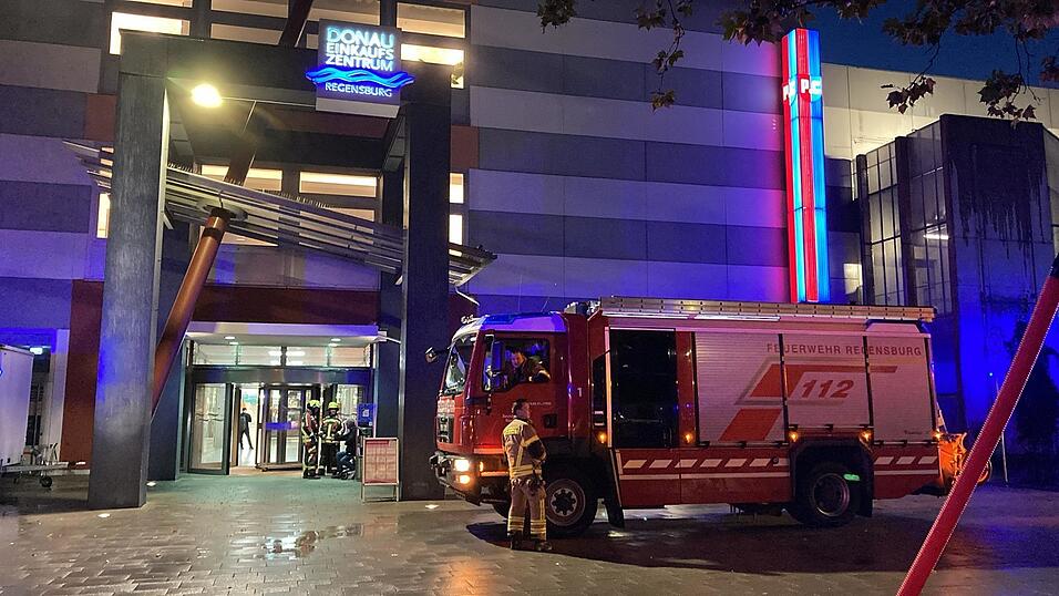 Zahlreiche Feuerwehrautos standen während der Räumung vor dem Donau-Einkaufszentrum.