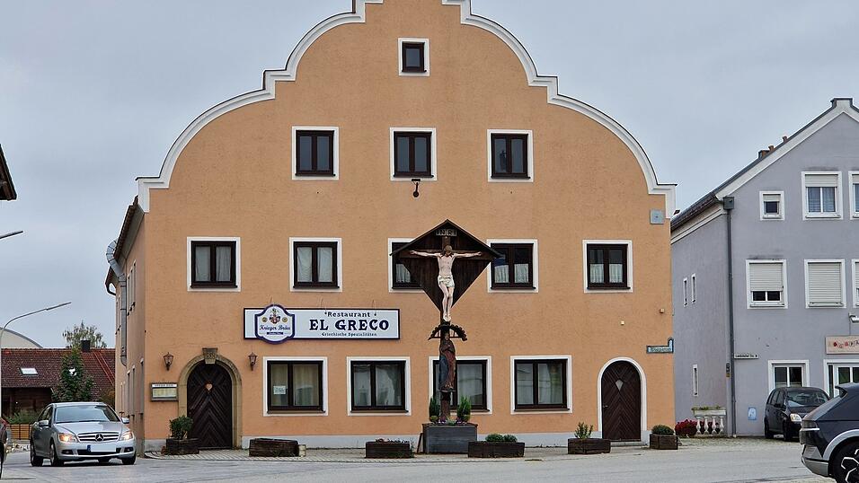 Mitten am Marktplatz von Pilsting in bester Lage befindet sich das „El Greco“, das nun schließen musste. Mitten am Marktplatz von Pilsting in bester Lage befindet sich das „El Greco“, das nun schließen musste.